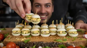 Coupez vos œufs durs en deux et garnissez-les ainsi : vos invités vont adorer ces faux burgers !